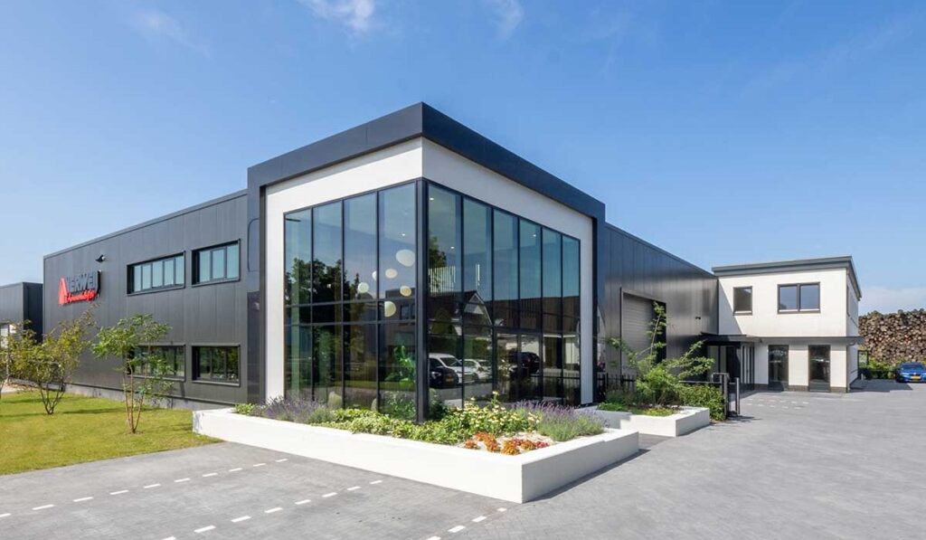 Het nieuwe, duurzaam gebouwde kantoorpand van Verweij in Waardenburg